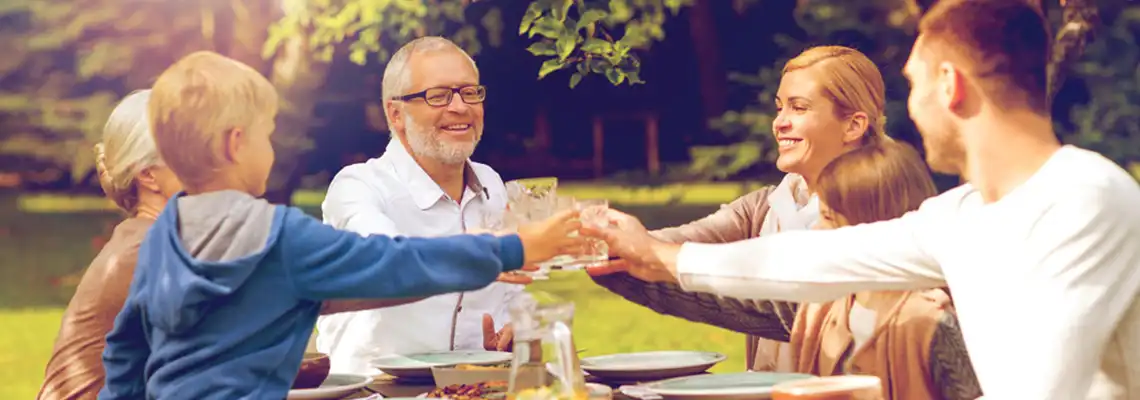 Famiglia a tavola in mezzo al verde