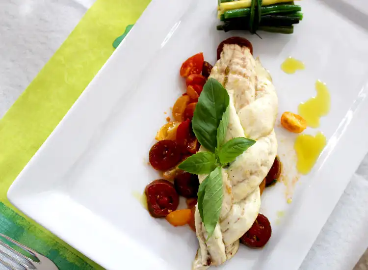 Treccia di branzino con pomodorini arlecchino e fagiolini lessati