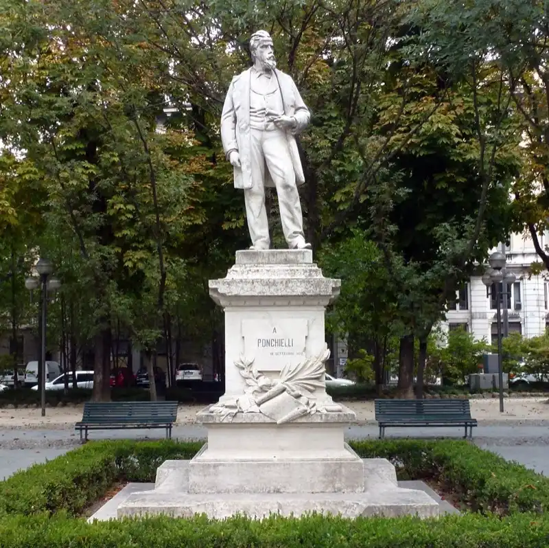 Statua di Amilcare Ponchielli di Cremona