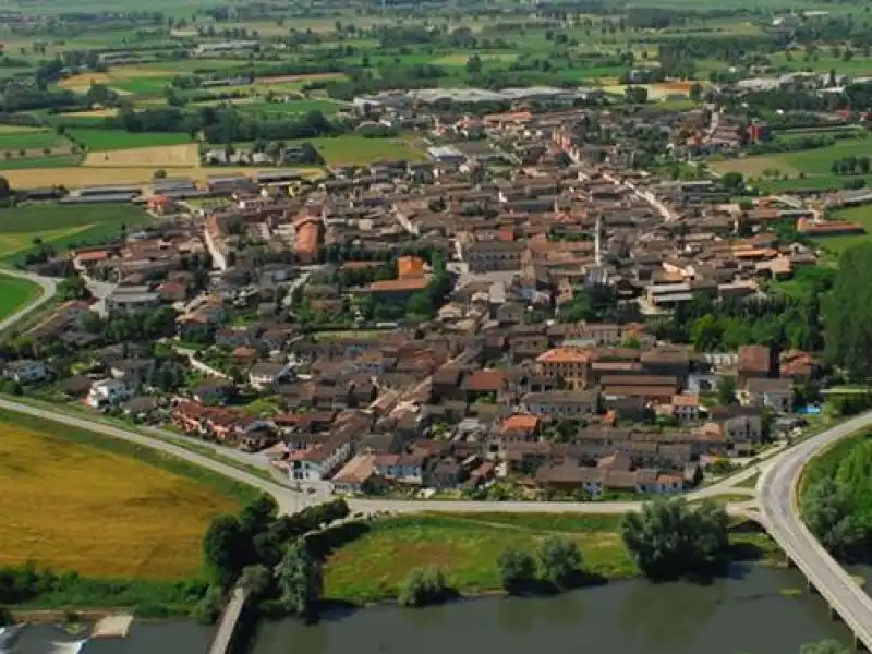 Isola Dovarese, veduta aerea